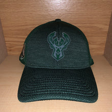 Load image into Gallery viewer, NEW Milwaukee Bucks Fitted New Era Hat Size S/M