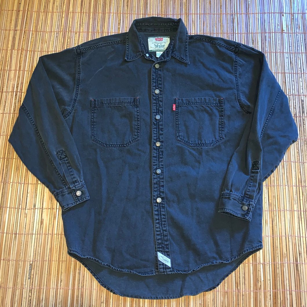 M/L - Vintage Levi’s Denim Button Up Shirt
